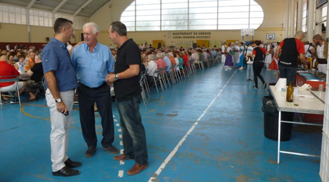 Francesc Serralta, alcalde de Xeraco, i Joan Baldoví, diputat per Compromís al Congrés, al dinar d'homenatge a les persones majors.